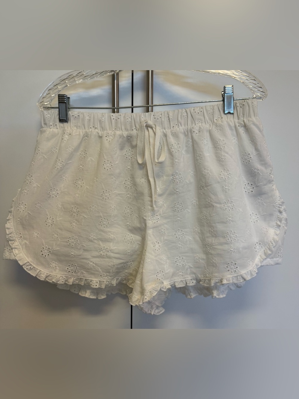 Celebrity Pink Eyelet Shorts – Size Large – White Lined Summer Shorts